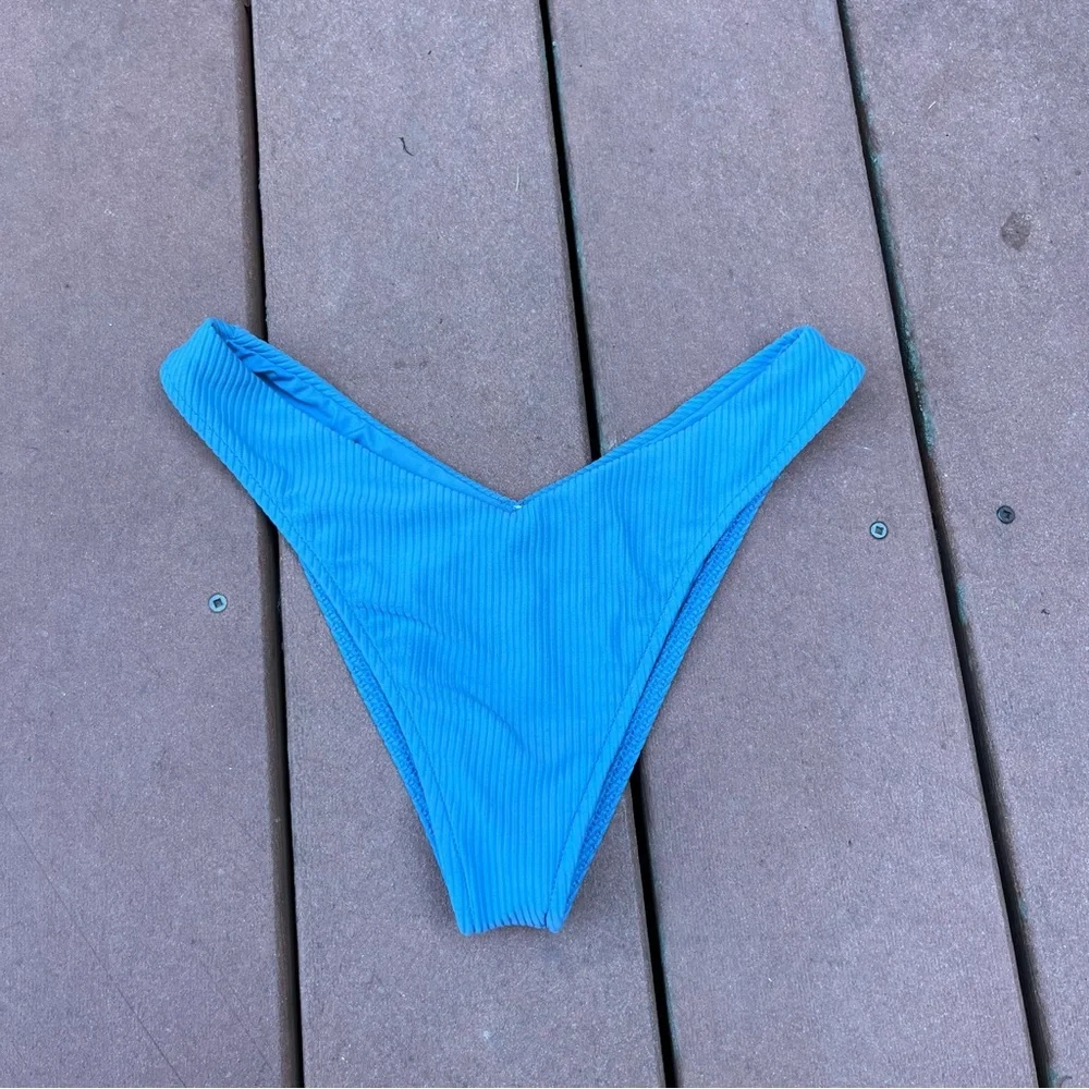Frankies Bikinis euc light